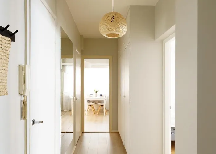 Charming Vintage In Center *